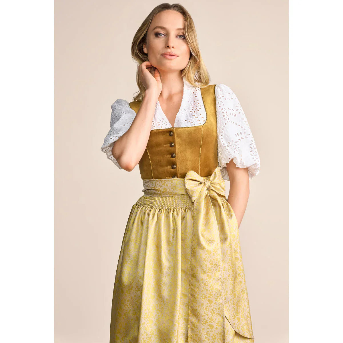 Traditionelles Dirndl mit Knöpfen am Mieder