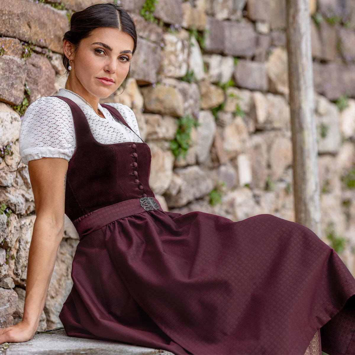 Marjo Dirndl in vielen Farben und Längen sofort lieferbar. Versand in 24 bis 48 Std. in Deutschland
