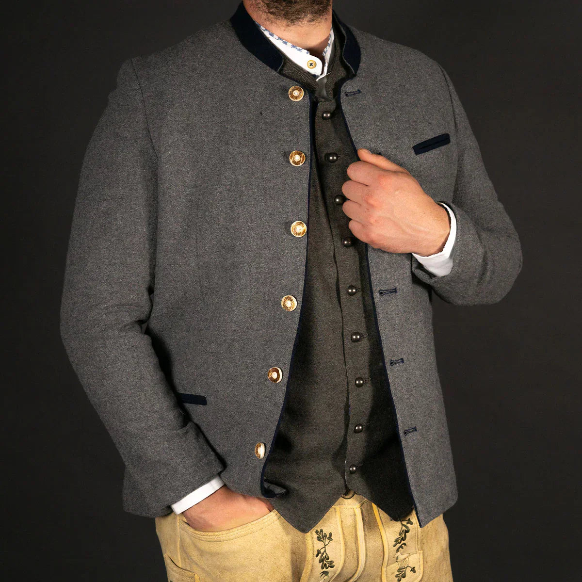 Herren Trachtenjacken aus Wolle mit traditionellen Knöpfen und klassischem Schnitt.