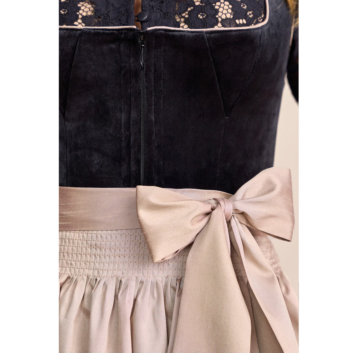 Krüger Dirndl Suzanne Schwarz Beige Samt 70cm - Datschi Trachten