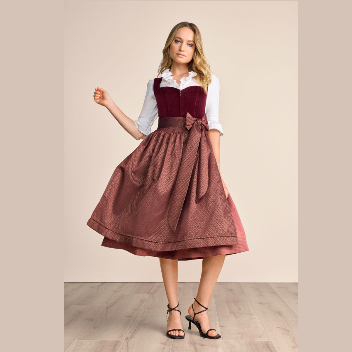 Krüger Dirndl Xana Weinrot Herz-Ausschnitt 70cm - Datschi Trachten