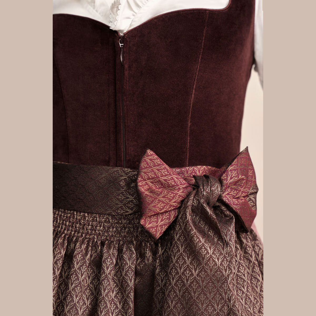 Krüger Dirndl Xana Weinrot Herz-Ausschnitt 70cm - Datschi Trachten