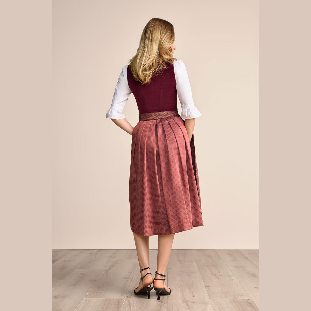 Krüger Dirndl Xana Weinrot Herz-Ausschnitt 70cm - Datschi Trachten