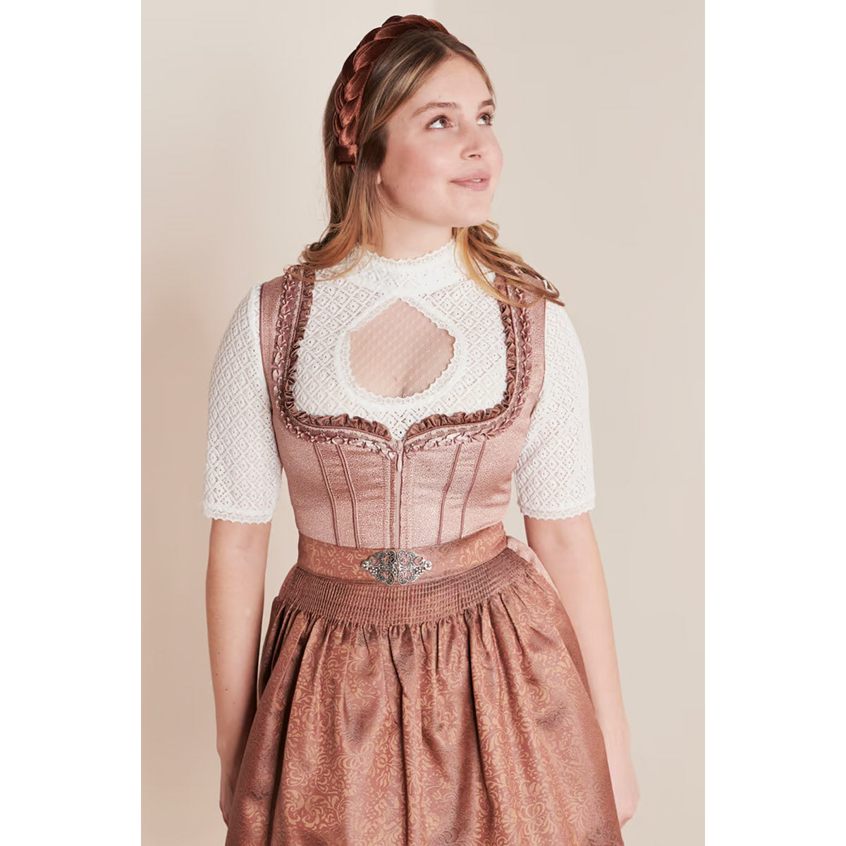 Krüger Dirndl Zafina Bronze Herz-Ausschnitt 50cm Mieder Muster: Blumen, Ornamente Rock Muster: Blumen, Ornamente Schürzen Muster: Ornamente, Blumen Ausschnitt: Herz Ausschnitt