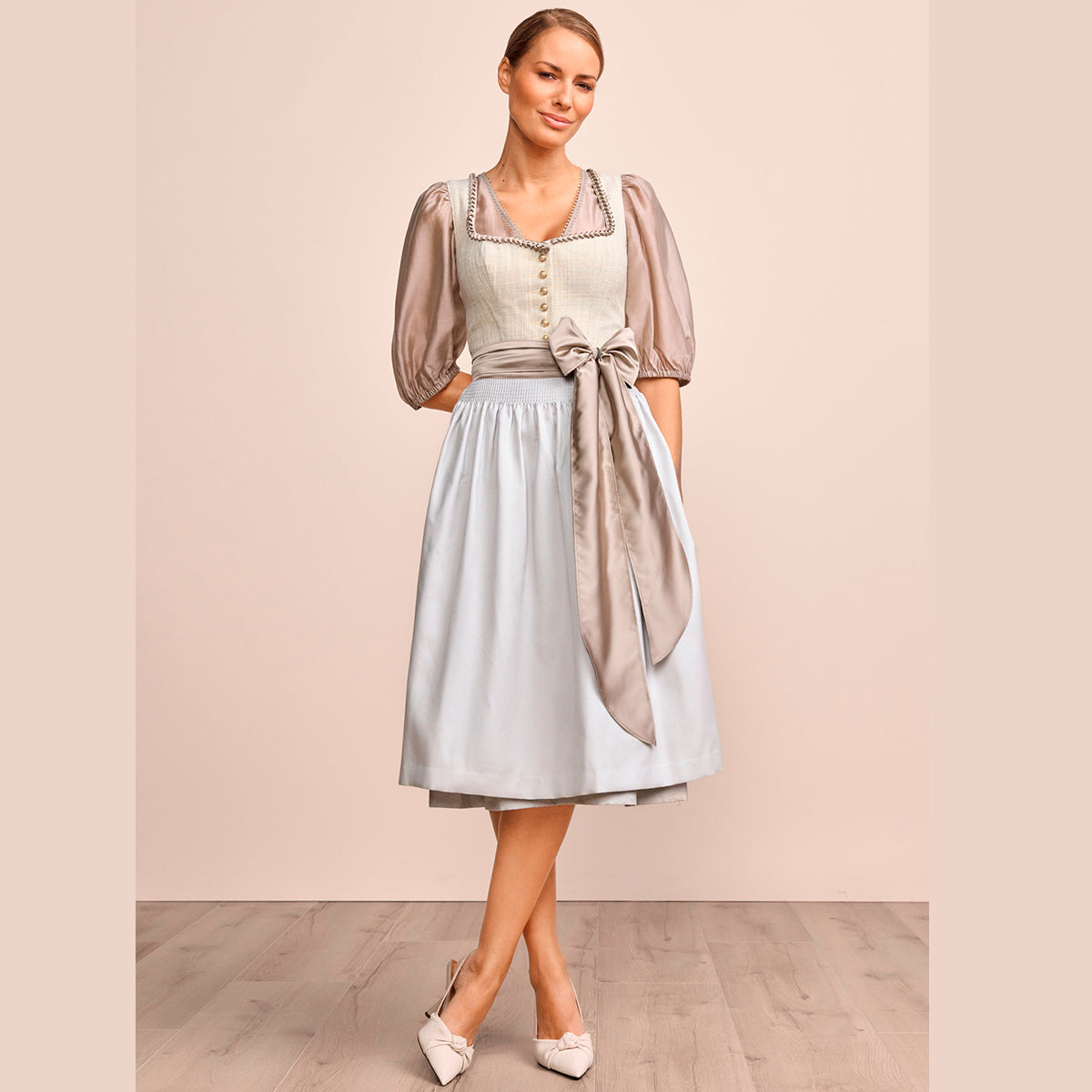 Krüger Dirndl Annemarie Beige Blau Herzaussschnitt 70cm mit Knöpfe und Schleife Farbe: Hellblau, Beige, Sand