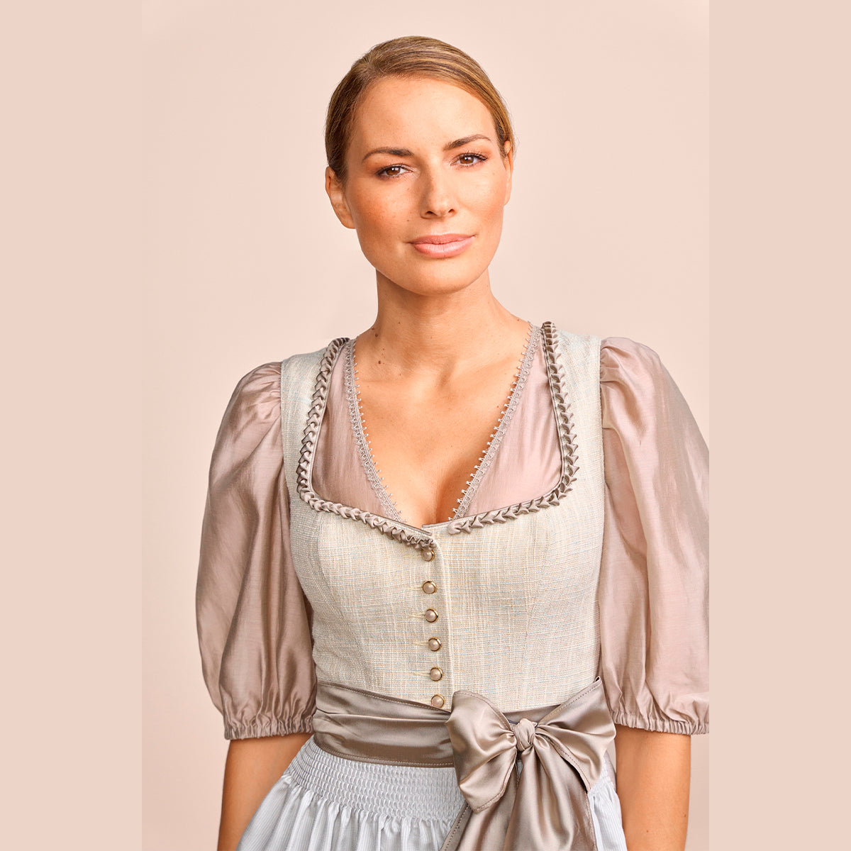 Krüger Dirndl Annemarie Beige Blau Herzaussschnitt 70cm mit Beidseitige Eingriffstaschen im Rock, Borte und Elegant Design Dirndl Längentyp Midi (60-75cm)