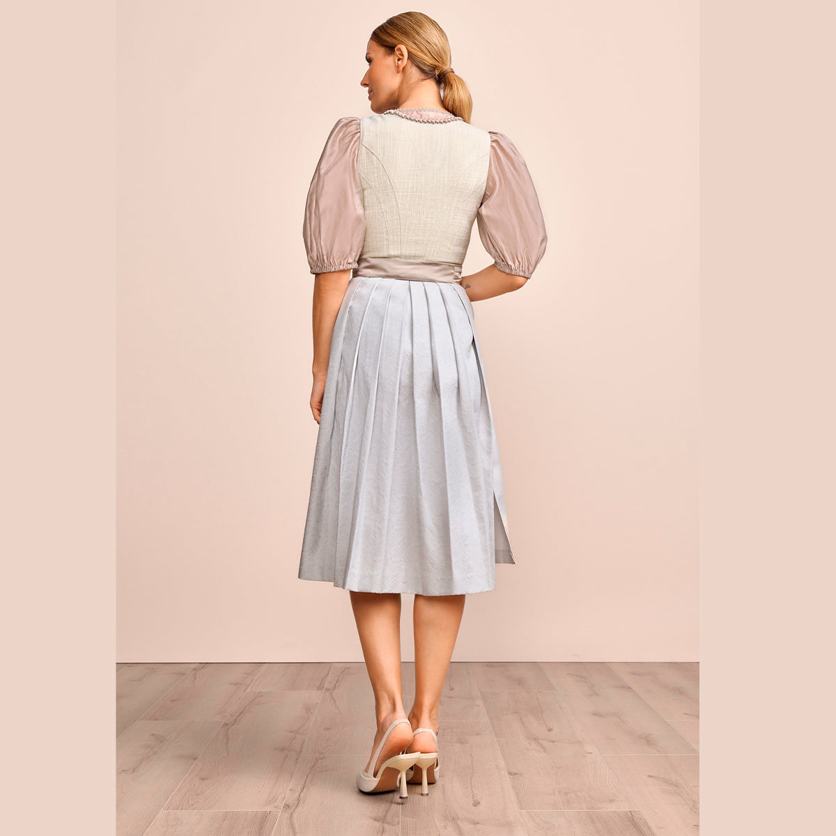 Krüger Dirndl Annemarie Beige Blau Herzaussschnitt 70cm - Datschi Trachten