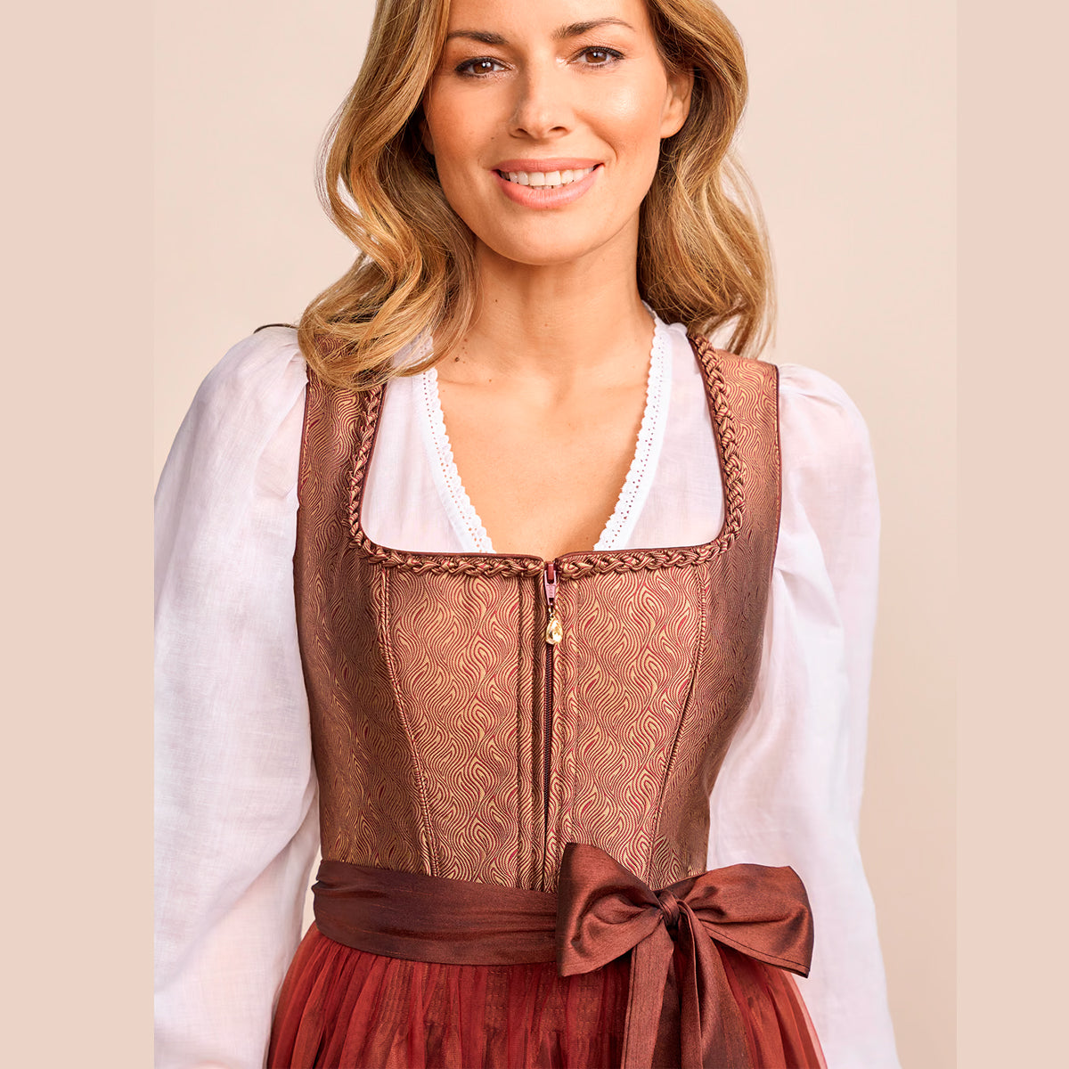Krüger Dirndl Tamika Rost Braun Bronze Elegant 70cm mit Beidseitige Eingriffstaschen im Rock, Borte und Bunt Design Dirndl Längentyp Midi (60-75cm)