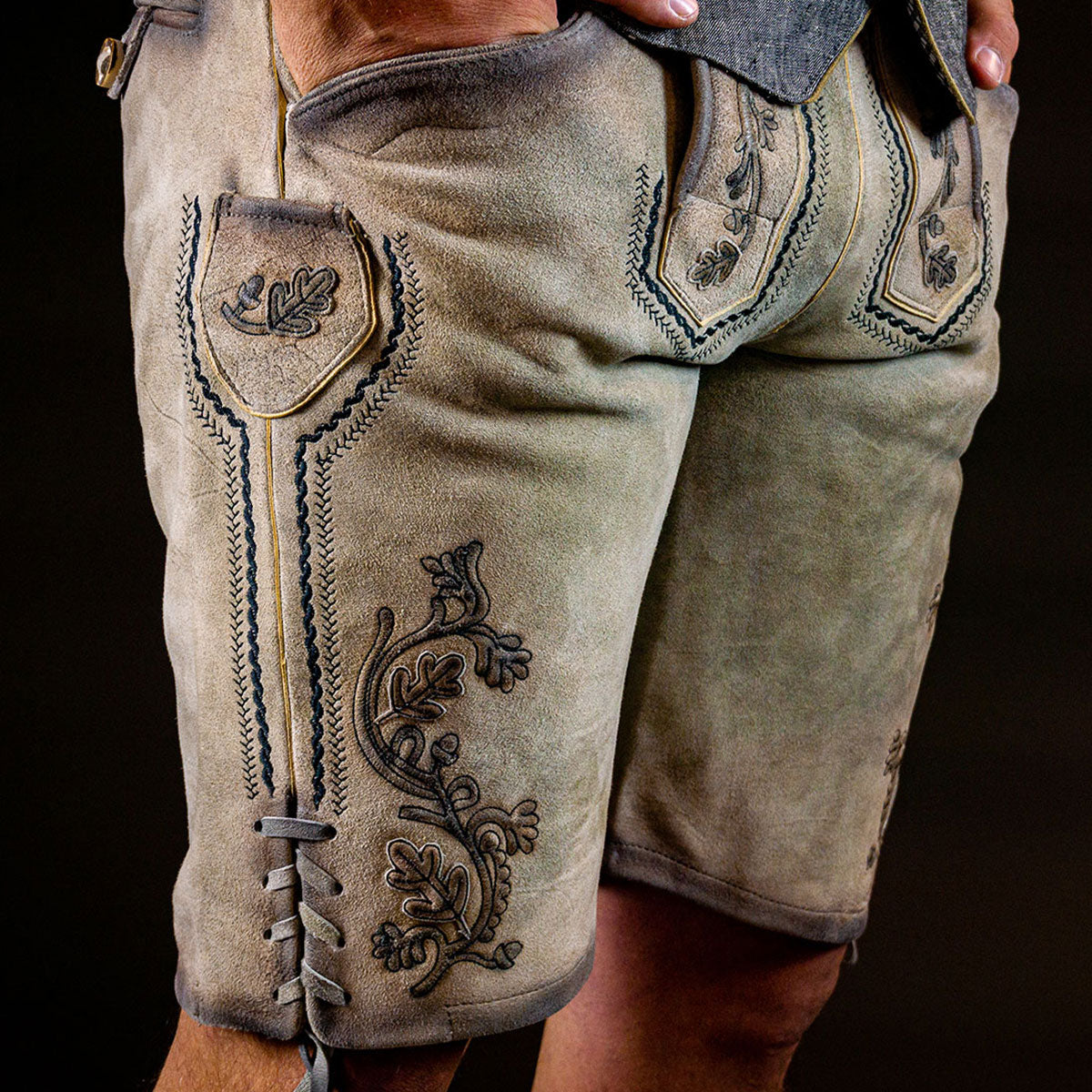 Lederhose Hartl von Datschi Trachtenn in Hell Braun und Beige mit brauner Stickerei