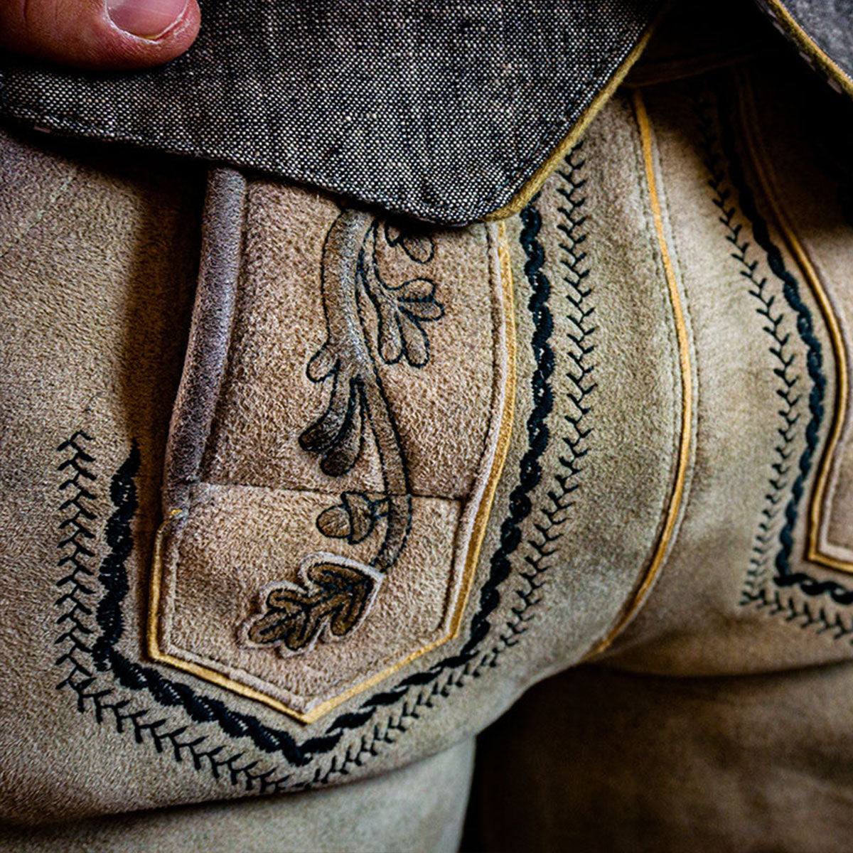 Lederhose Hartl von Datschi Trachtenn in Hell Braun und Beige mit brauner Stickerei