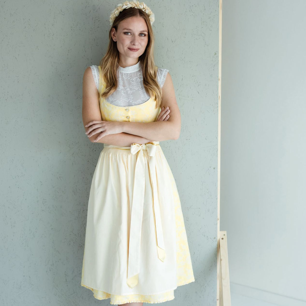 Alpenfee Dirndl Alma Gelb Blumenmuster 70cm Mieder Muster: Blumen Rock Muster: Blumen Schürzen Muster: Einfarbig Ausschnitt: Gerader Ausschnitt,  Balkonett Ausschnitt