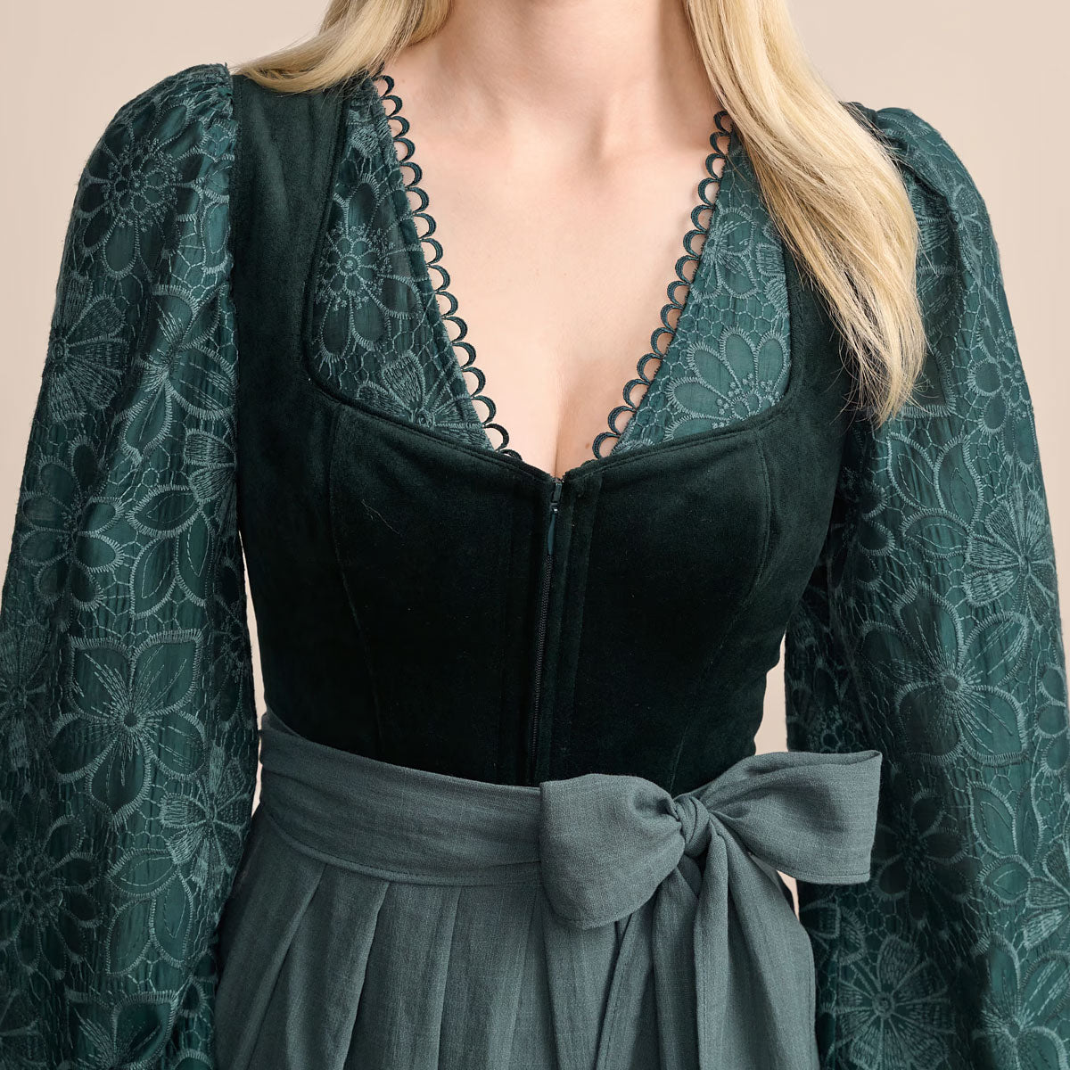 Krüger Dirndl Valera Tannengrün Herz-Ausschnitt 70cm - Datschi Trachten