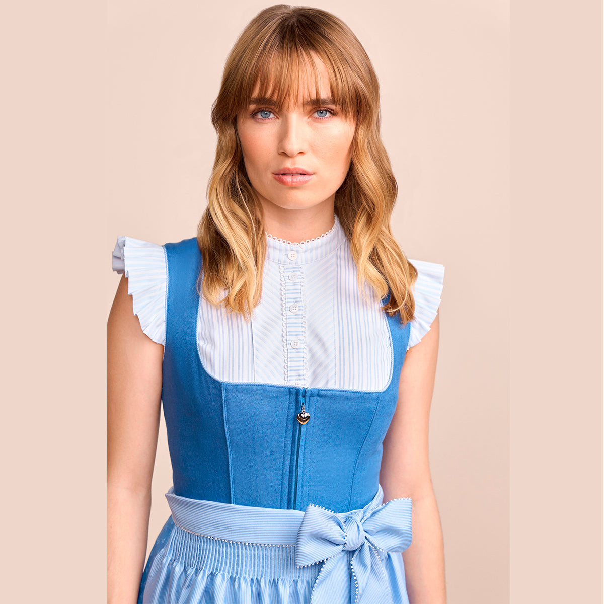 Krüger Dirndl Dorette Hellblau Samtdirndl 60cm Balkonausschnitt mit  und Elegant Design Dirndl Längentyp Midi (60-75cm)