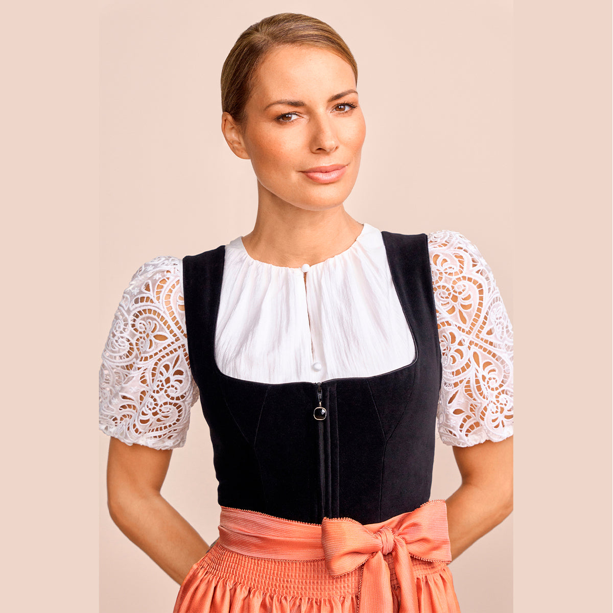 Krüger Dirndl Jacinta Schwarz Orange Blumenrock 80cm Mieder Muster: Einfarbig,  Samt Rock Muster: Blumen,  Ornamente,  Bunt Schürzen Muster: Einfarbig,  Gestreift Ausschnitt: Gerader Ausschnitt,  Balkonett Ausschnitt