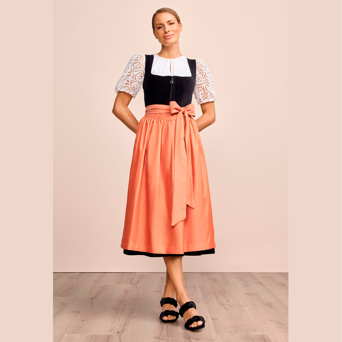 Krüger Dirndl Jacinta Schwarz Orange Blumenrock 80cm mit Reißverschluss und Schleife Farbe: Grün,  Lila,  Schwarz,  Orange,  Violett