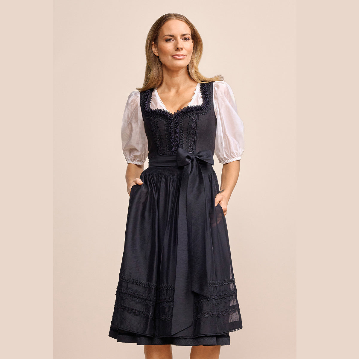 Krüger Dirndl Verity Schwarz Herz Ausschnitt 70cm mit Reißverschluss und Schleife Farbe: Schwarz