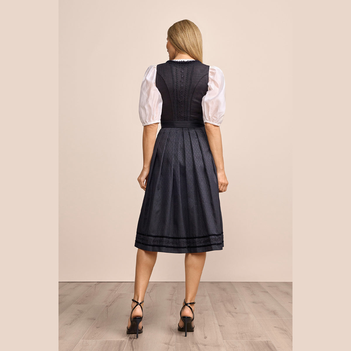 Krüger Dirndl Verity Schwarz Herz Ausschnitt 70cm Mieder Muster: Blumen,  Leinen Rock Muster: Ornamente Schürzen Muster: Einfarbig Ausschnitt: Herz Ausschnitt