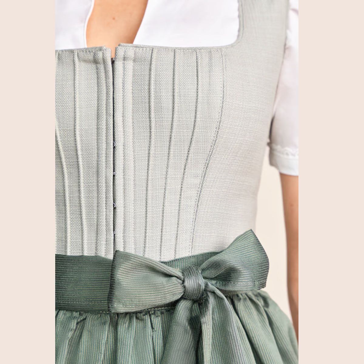 Krüger Dirndl Margit Grün 70cm Leinenstruktur Mieder Muster: Einfarbig,  Leinen,  Gestreift Rock Muster: Ornamente Schürzen Muster: Einfarbig,  Gestreift Ausschnitt: Gerader Ausschnitt,  Balkonett Ausschnitt
