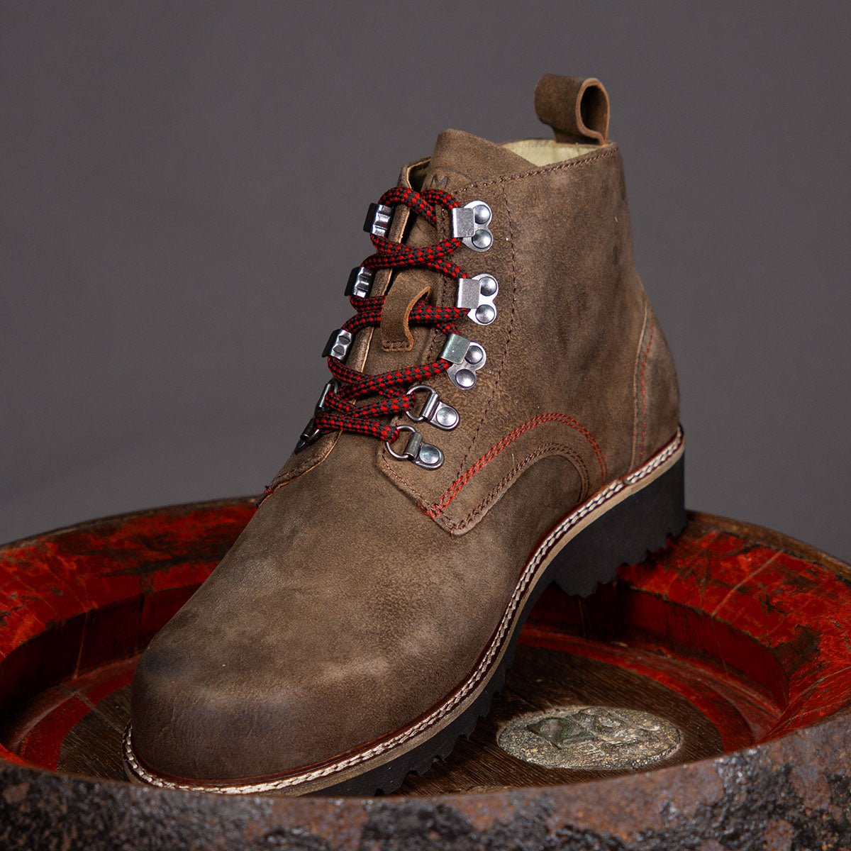MeiSchua! Trachtenstiefel Rudl Braun Rot mit roten Schnürsenkel - Datschi Trachten