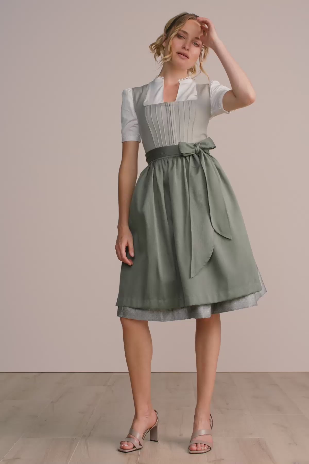 Krüger Dirndl Margit Grün Leinen Video